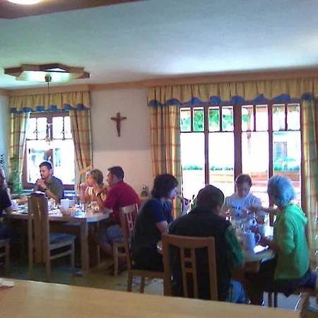 Konukevi Gastehaus Riegler 4*